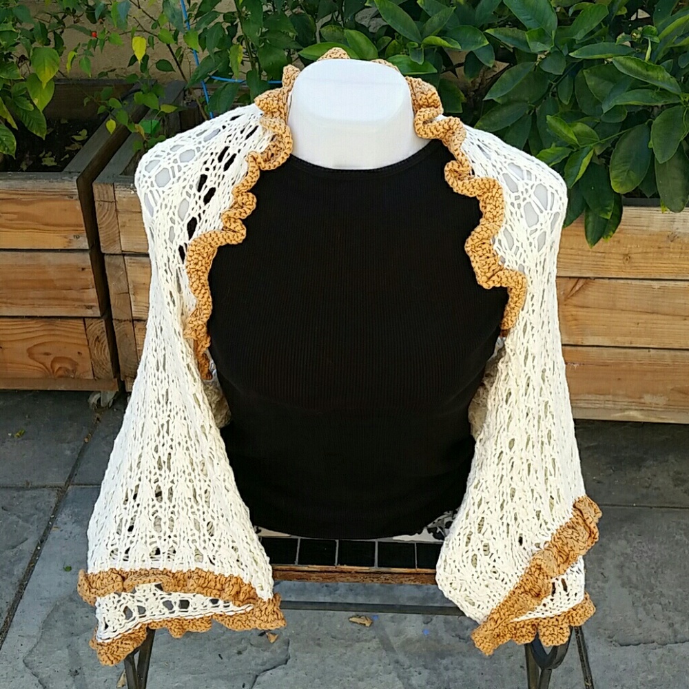 Shrug made of bamboo, cream color with camel color